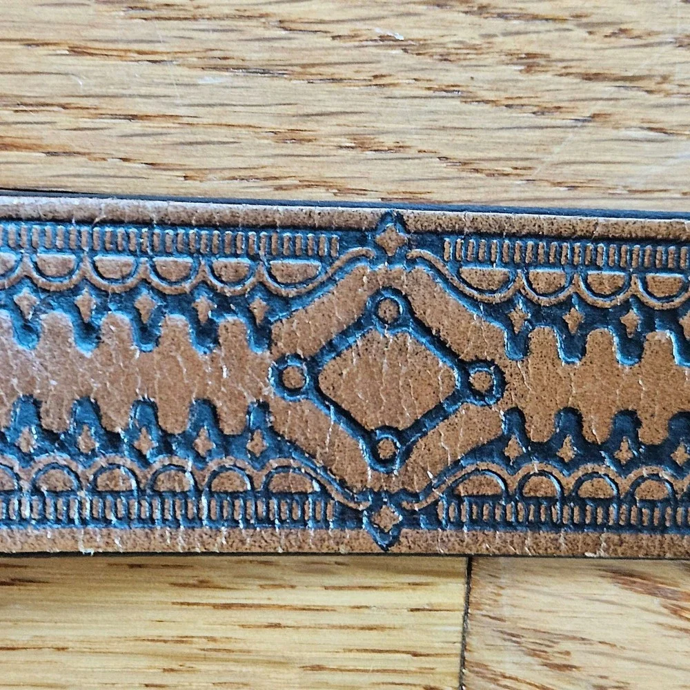 Brown & Black Tooled Leather Belt Size 42 - Picture 3 of 9